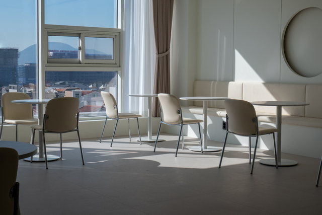 햇살이 들어오는 카페테리아