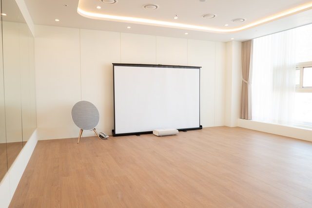 밝은 창을 가진 운동공간